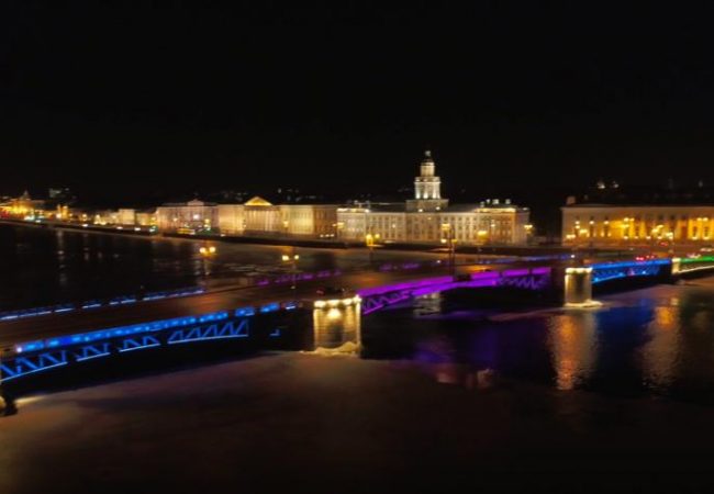 Дворцовый мост в Петербурге зажег огни в честь орфанных пациентов